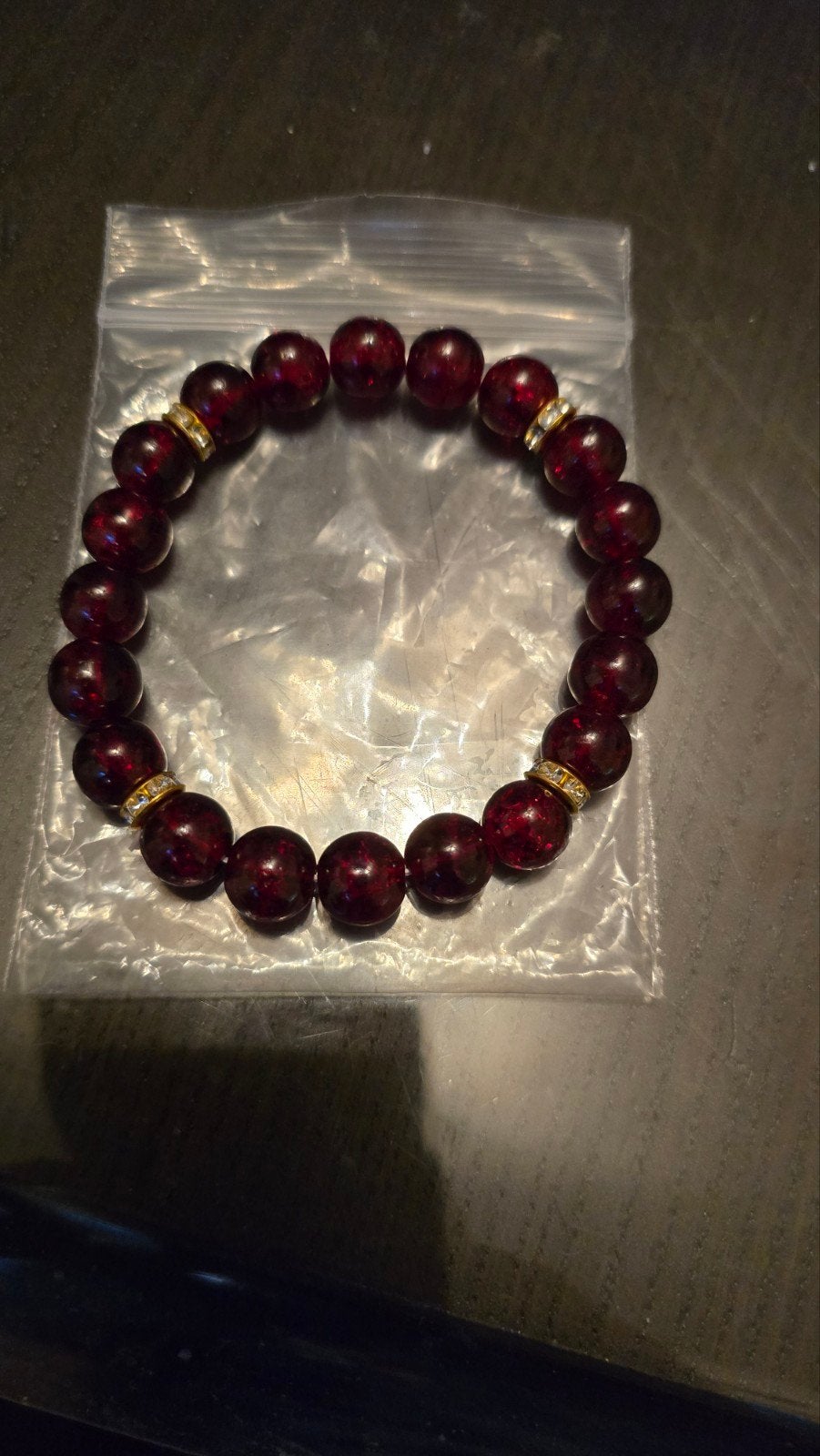 Bracelet perles rouge grenat et anneaux strass dorés - Éléga, Enlèvement ou Envoi, Rouge, Élastique