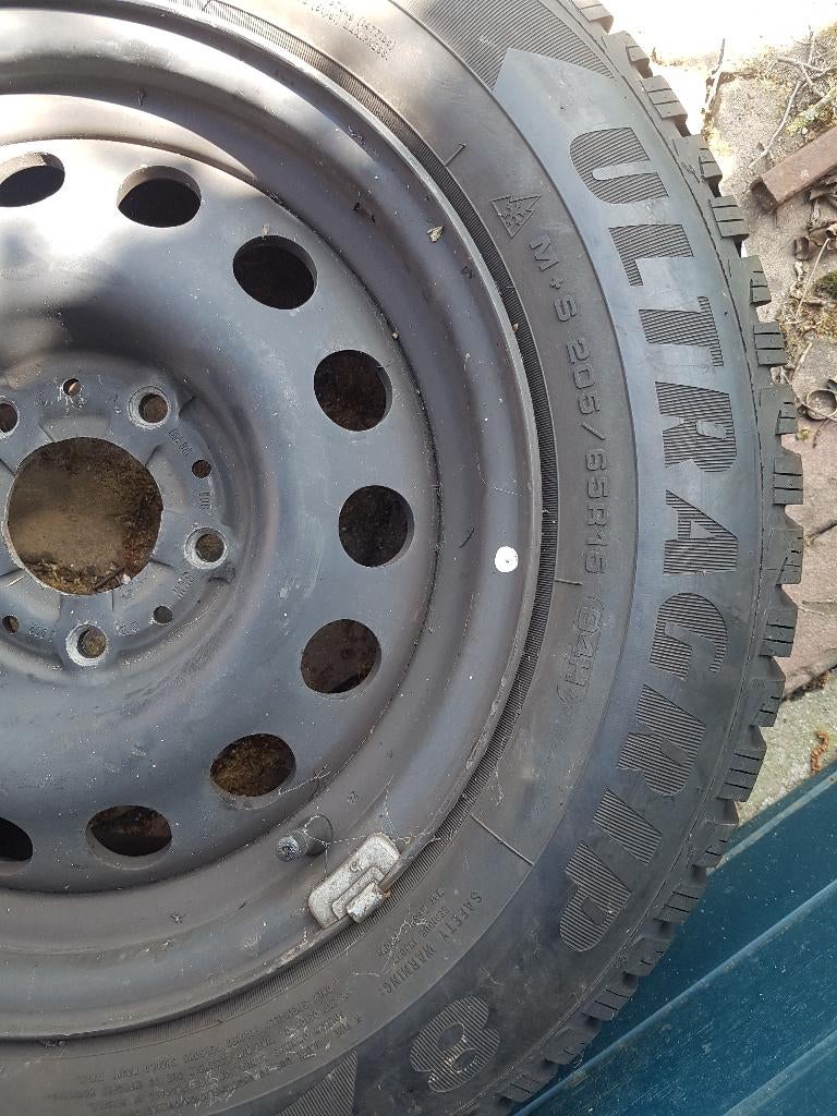 Winterbanden 205/65/R15 (Michelin en Goodyear), Ophalen, Gebruikt, 15 inch, Banden en Velgen