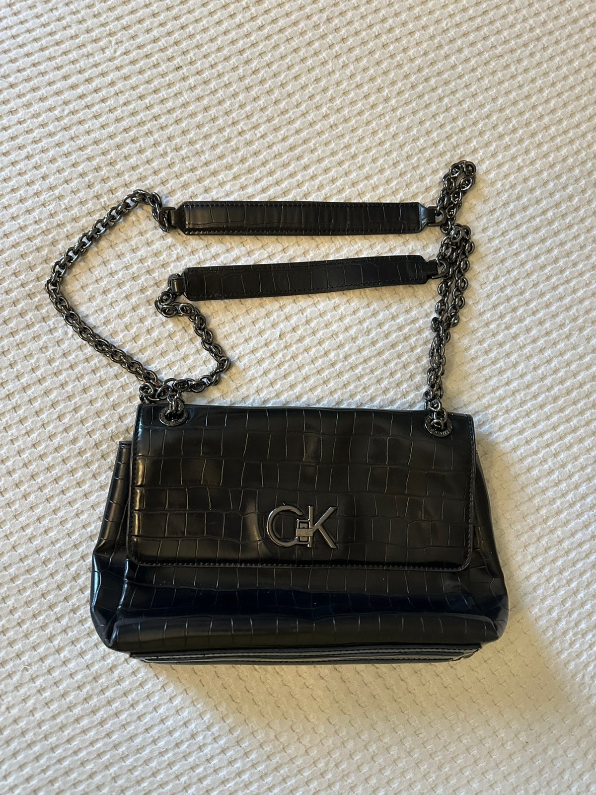 Calvin Klein zwarte schoudertas – crocoprint, Handtassen en Accessoires, Ophalen, Zo goed als nieuw, Zwart, Schoudertasje