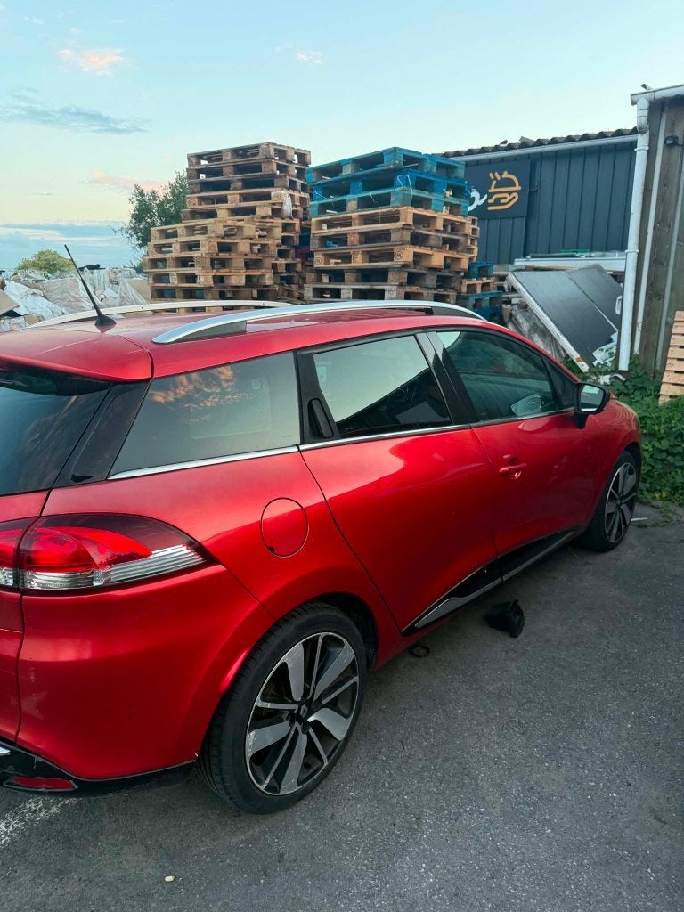 À VENDRE – Renault Clio 4 accidentée, Rouge, Achat, Boîte manuelle, Noir