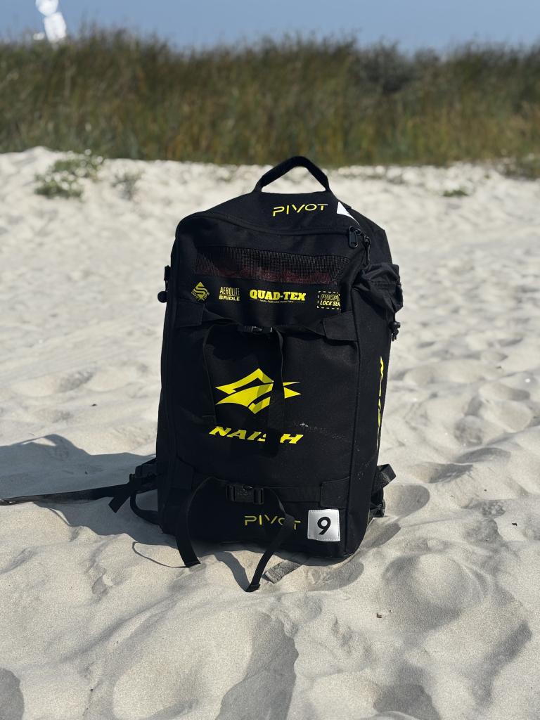 Naish Pivot 2025 – 9m (burgundy/rood) – zo goed als nieuw, Sports nautiques & Bateaux, Kitesurf, 9 m², Comme neuf, Naish, Pas de planche