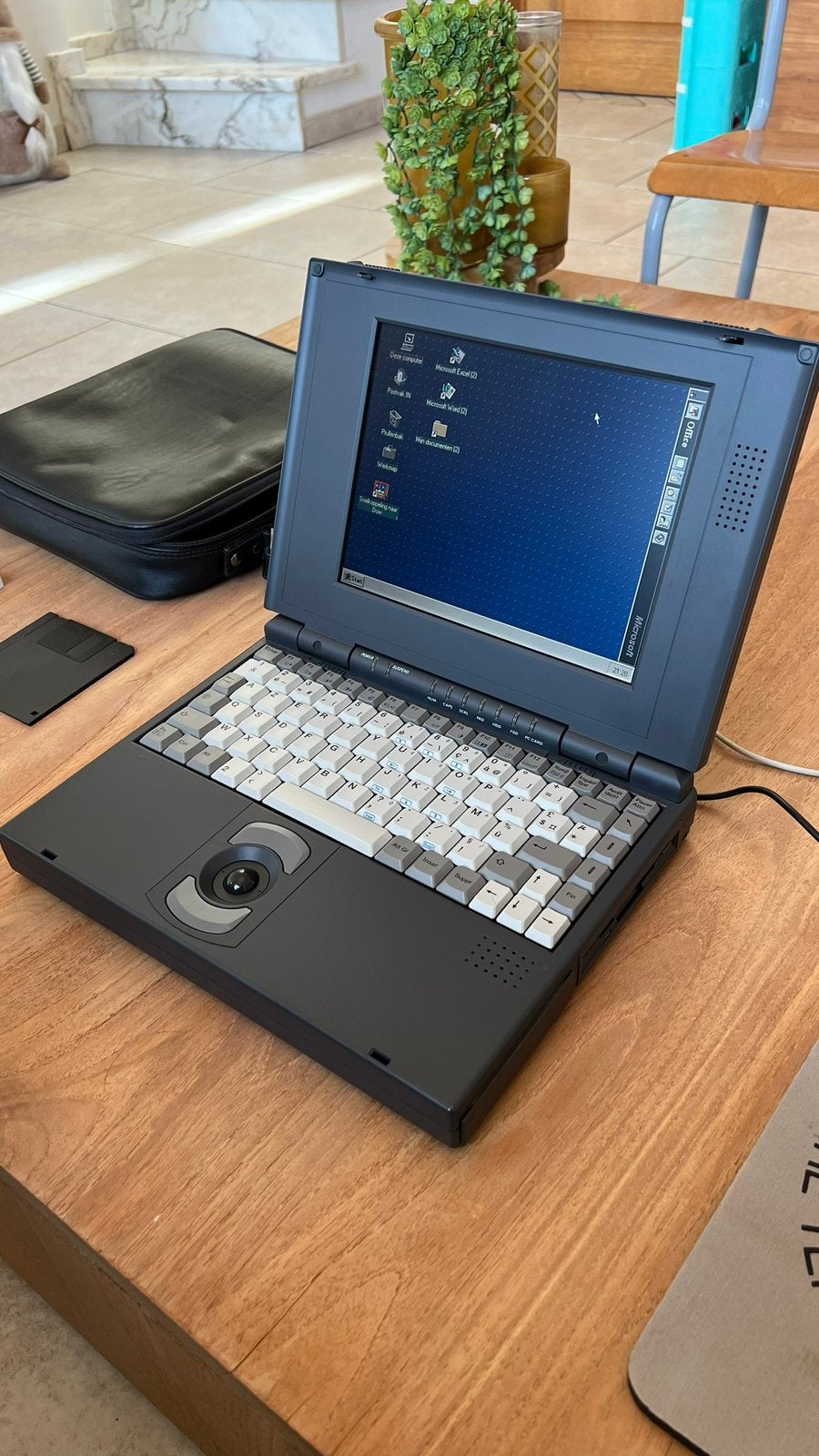 Vintage Alpha-Top Green 740 Laptop werkend Windows 95 &486DX, Ophalen, Zo goed als nieuw, Azerty