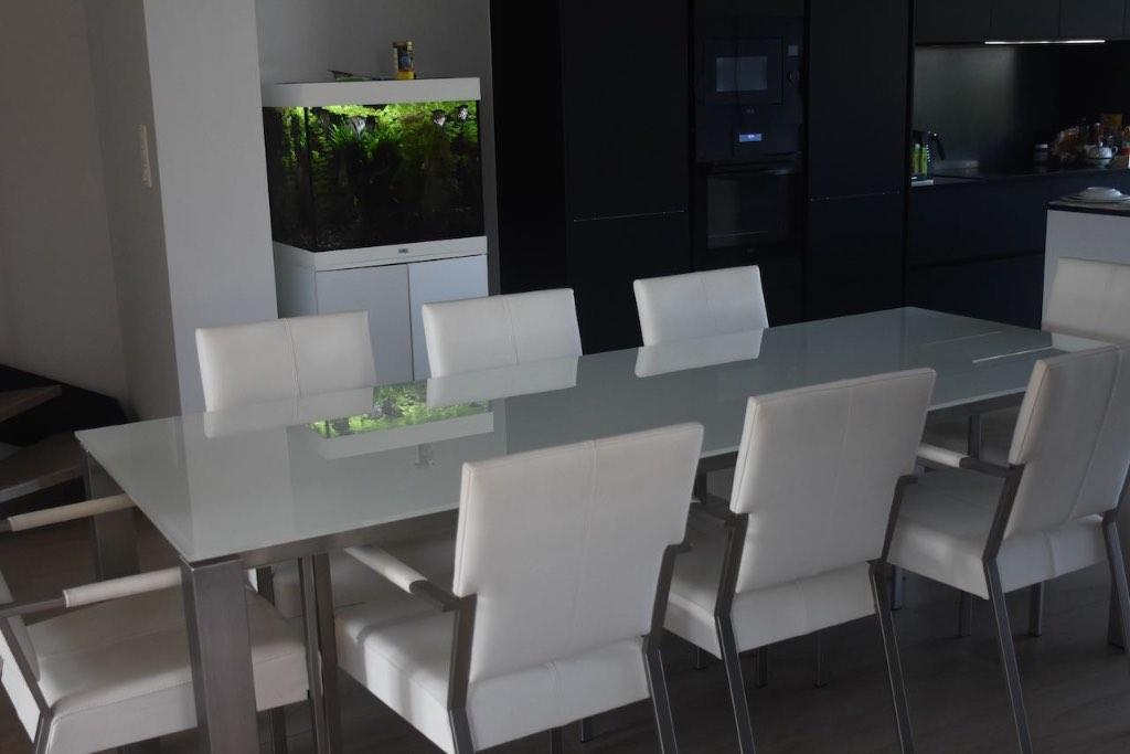 mooie design eettafel; dressoir en lederen salon te koop, Ophalen, Zo goed als nieuw, Modern, 8 stoelen of meer