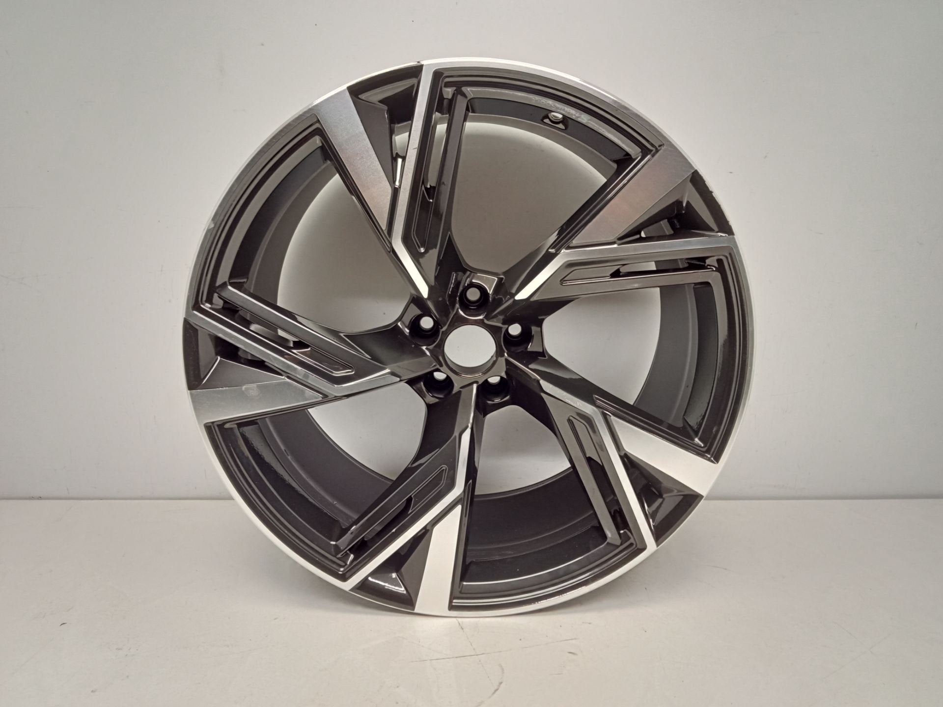 Jante d'origine Audi RS6 C8 22'' 4K0601025R 4K0601025S 4K060, AUDI AG, Auto-Union-Strasse 1
85045  Ingolstadt, DE, Audi, Utilisé