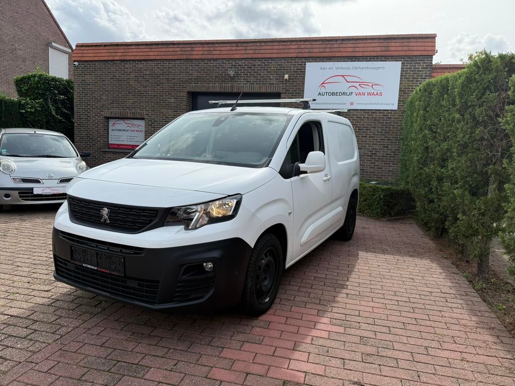 Peugeot partner 1.5bleuHdi Automaat / Carplay/ Trekhaak 3Zit, Auto's, Bestelwagens en Lichte vracht, Bedrijf, 360° camera, ABS