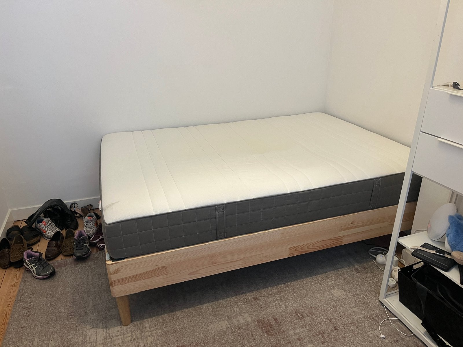 Bed en matras 1m40 x 2m, Ophalen, Beige, 140 cm, Zo goed als nieuw