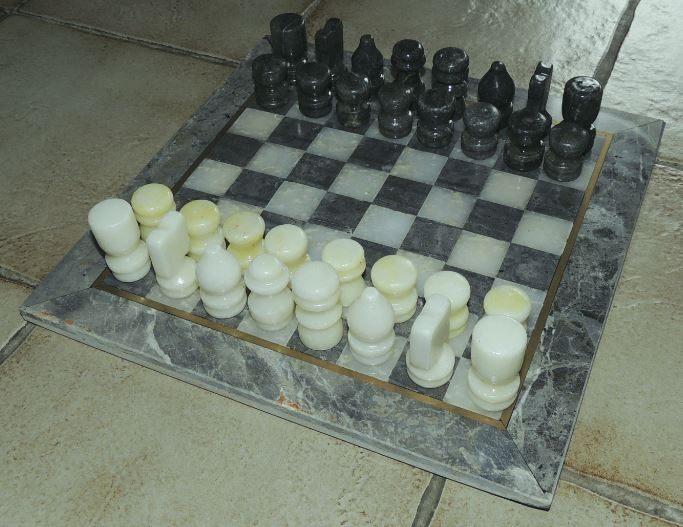 Échiquier - jeu d'échecs en pierre naturelle, Hobby & Loisirs créatifs, Envoi, Comme neuf