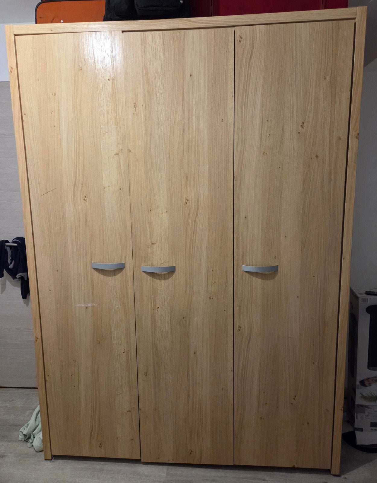Grande armoire en bois massif fabriquée en Belgique, Avec tiroir(s), 150 à 200 cm, Comme neuf, Enlèvement