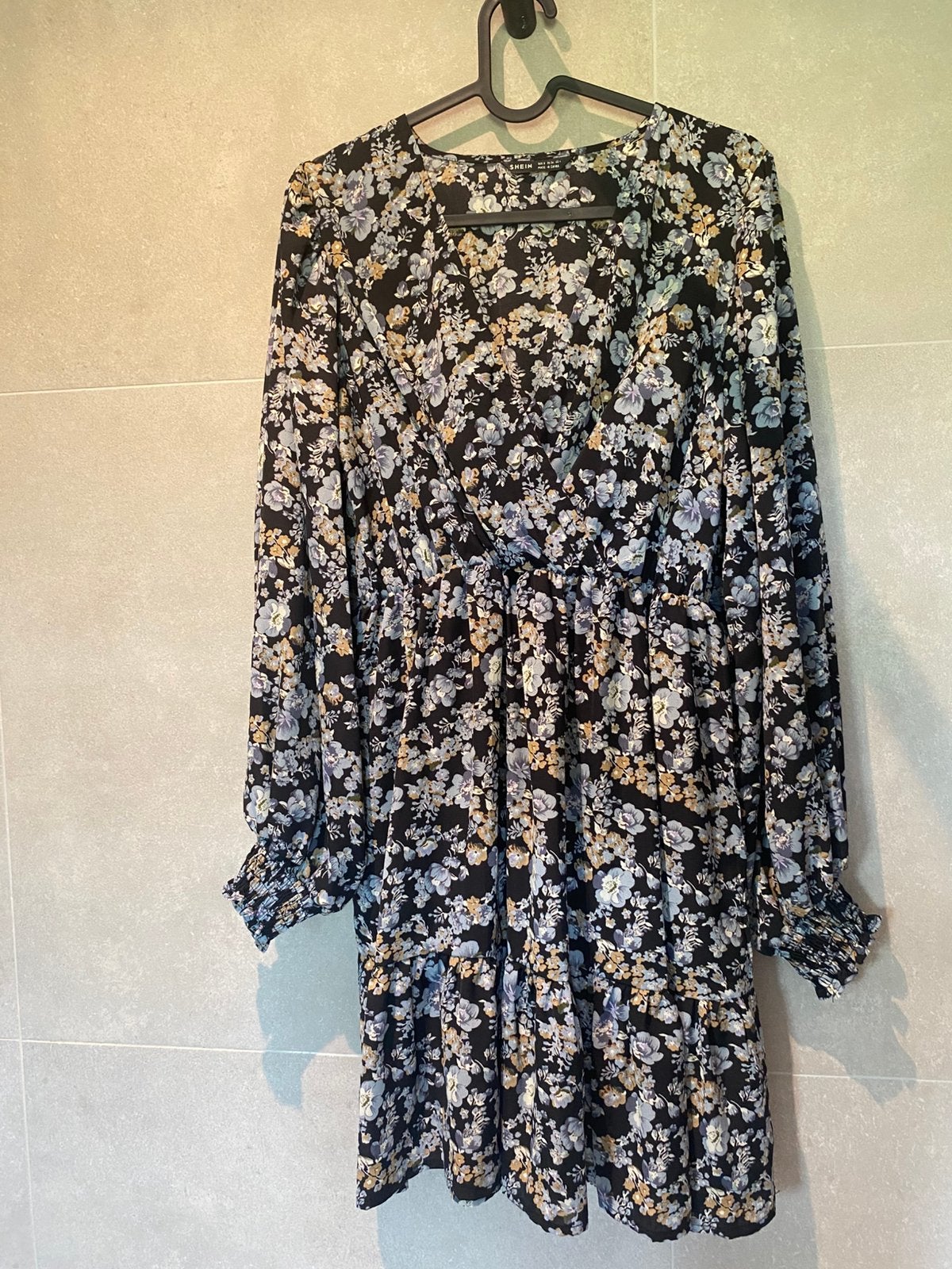 Jolie robe à fleurs, Enlèvement ou Envoi, Comme neuf, Noir, Au-dessus du genou