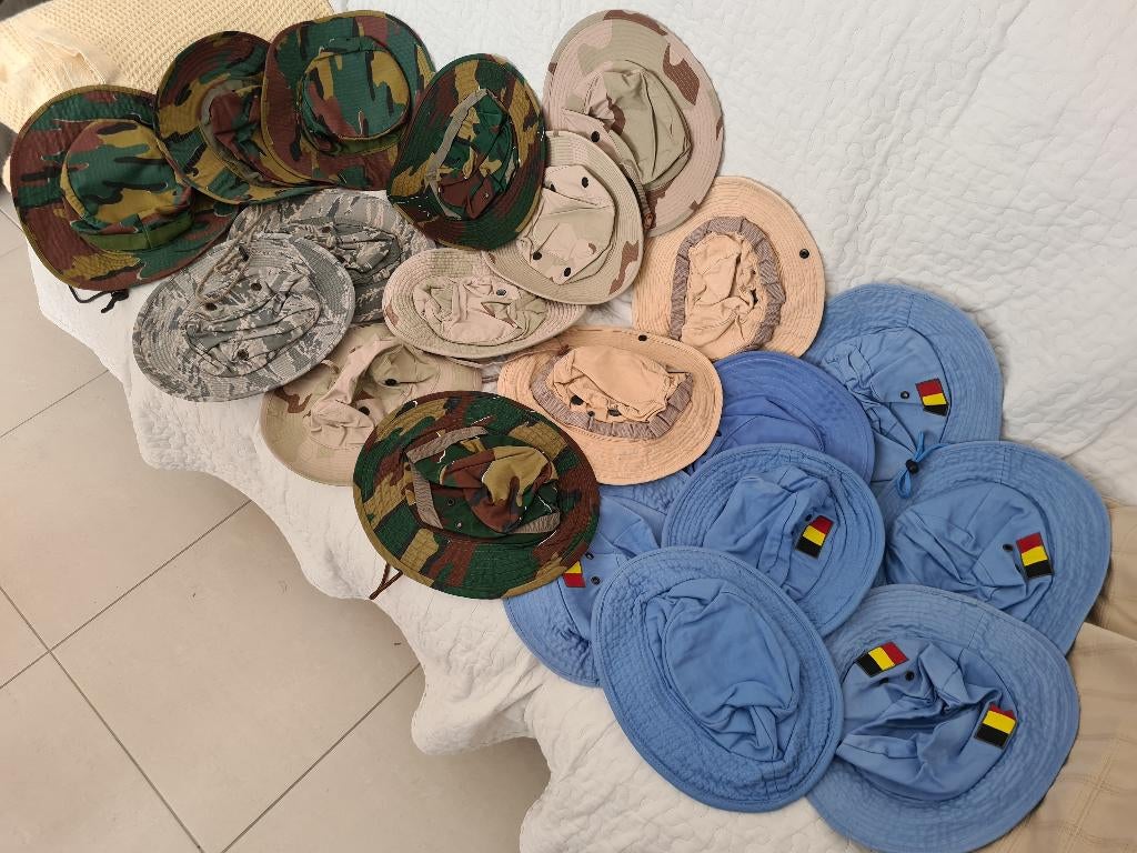 Lot leger hoedjes camouflage en UNO blauw - SMALL, Verzamelen, Ophalen of Verzenden, Landmacht