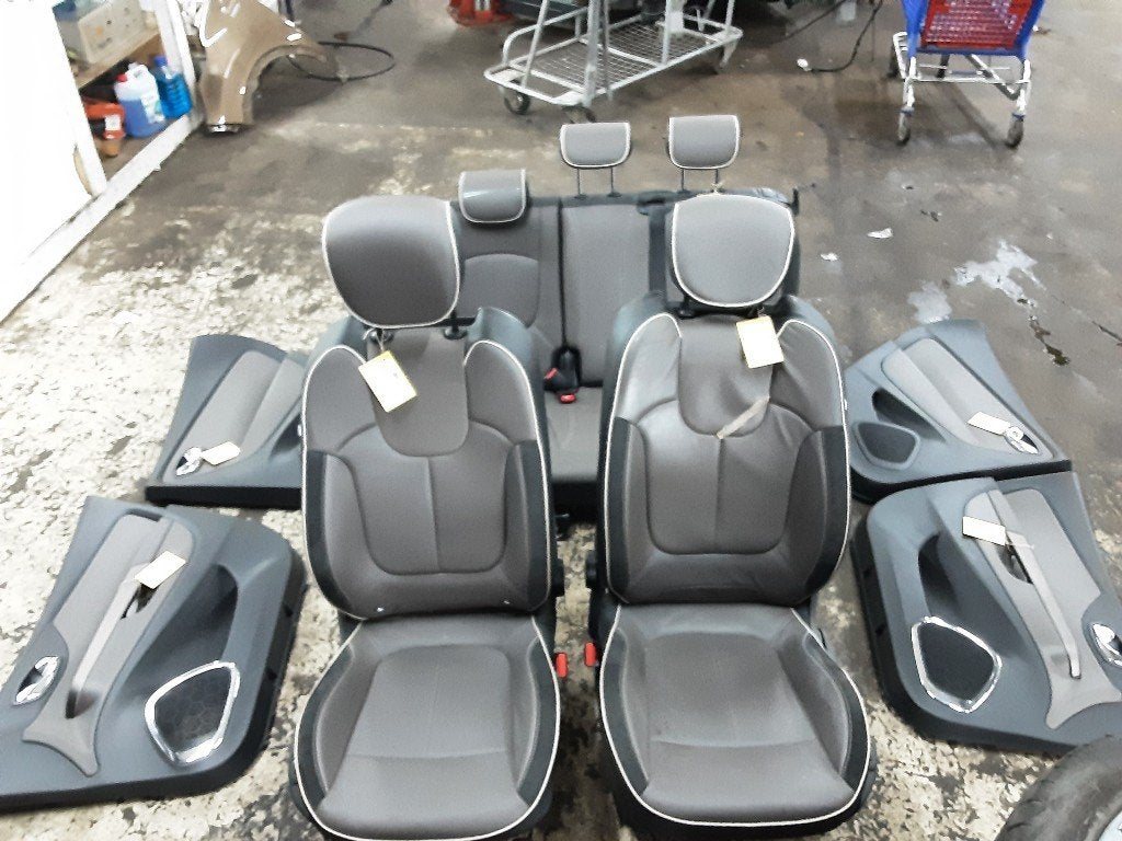 INTERIEUR COMPLET Renault Captur I (2R) (01-2013/-), Renault, Utilisé, Peter-Huppertz-Straße 5
51063  Köln, DE, Dialog.deutschland@renault.de