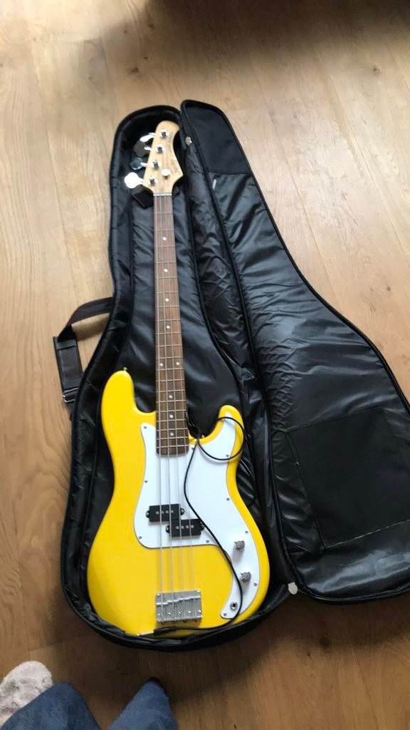 Guitare basse Fazley. Couleur : jaune vif., Musique & Instruments, Instruments à corde | Guitares | Basses, Enlèvement, Utilisé