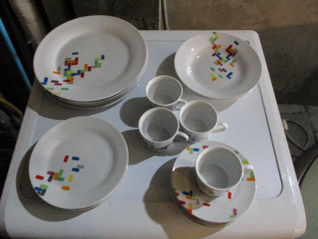 Belgisch 20 delig porseleinen servies van Young, Huis en Inrichting, Keuken | Servies, Overige merken, Ophalen of Verzenden, Zo goed als nieuw