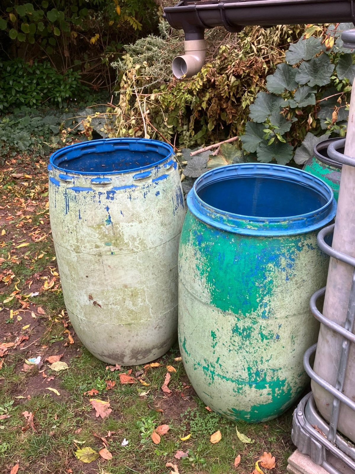 Blauwe regentonnen,  2 stuks, gebruikt, 75 tot 150 liter, Ophalen, Gebruikt, Kunststof