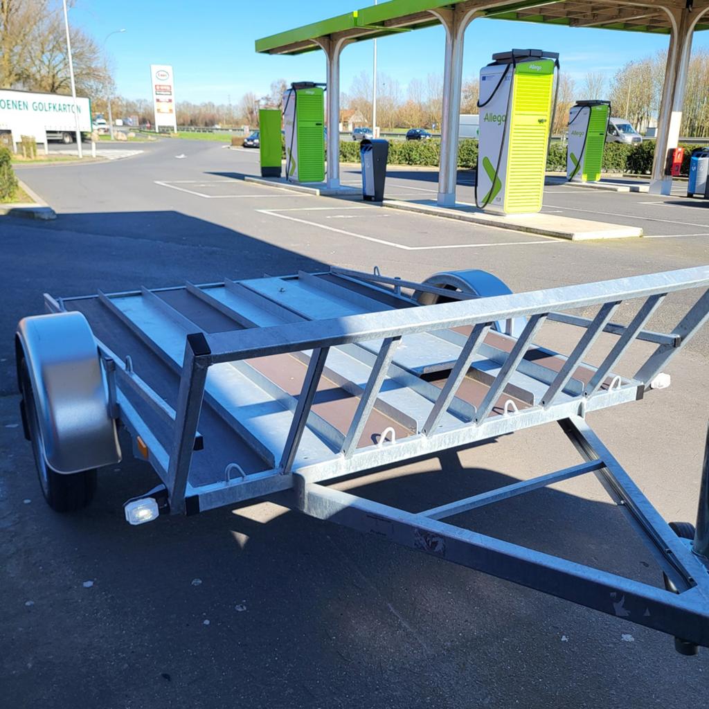 Nieuwe motoraanhangwagen, Ophalen