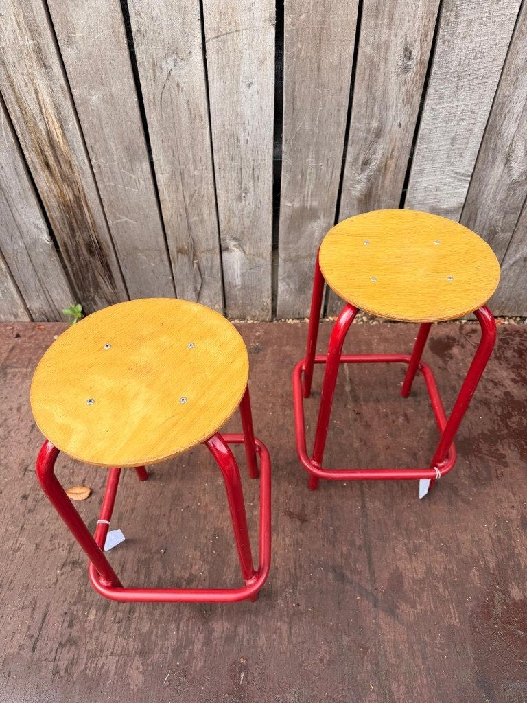 Vintage rode krukken | 55 cm zithoogte | 36 op voorraad, Ophalen of Verzenden, Gebruikt, Hout