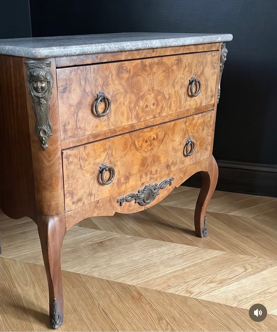 Commode in Louis XV stijl, Ophalen