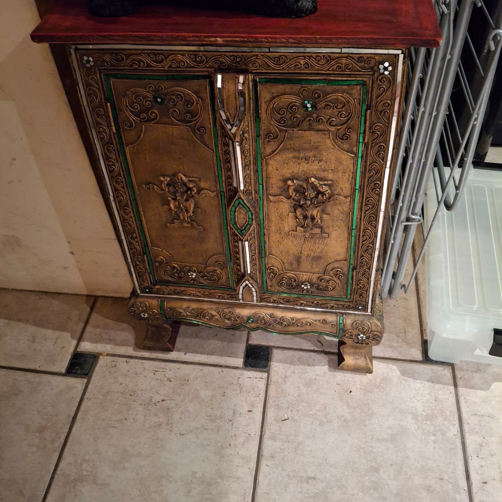 Chinese meubeltjes, Enlèvement
