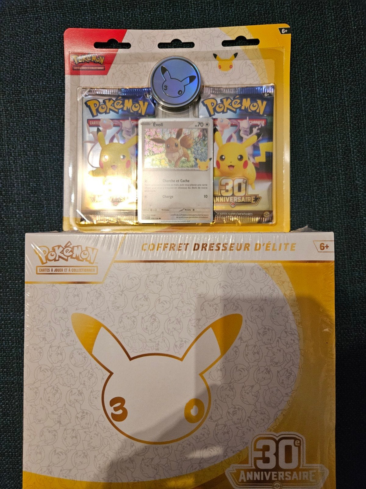 Pokemon ETB + pack 2 booster 30 anniversaire, Hobby & Loisirs créatifs, Enlèvement, Neuf, Booster box, Foil