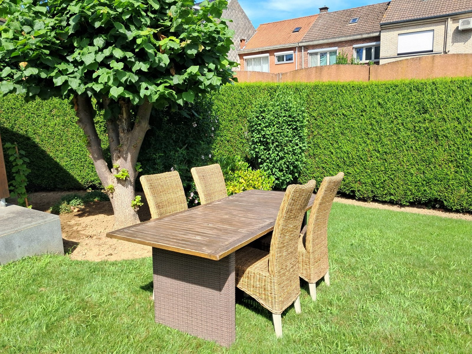 6 rieten stoelen (nieuwstaat!) + houten tuintafel, Ophalen, Gebruikt, 6 zitplaatsen, Tuinset