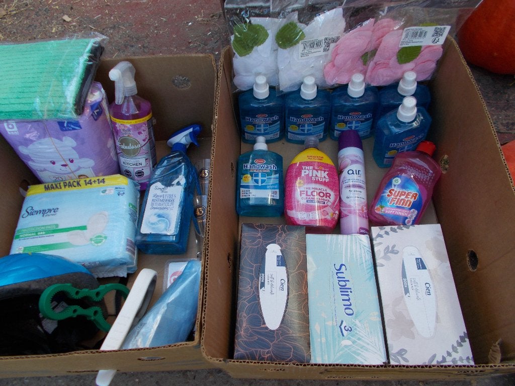 Allerlei spulletjes te koop aan kleine prijsjes, Ophalen
