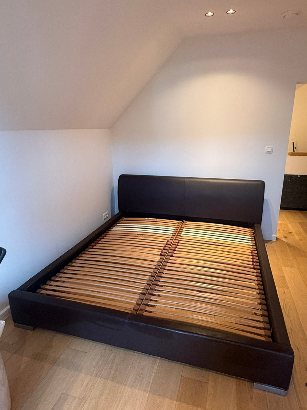 Tweepersoonsbed met lattenbodem, Ophalen, Overige materialen, Gebruikt, Bruin
