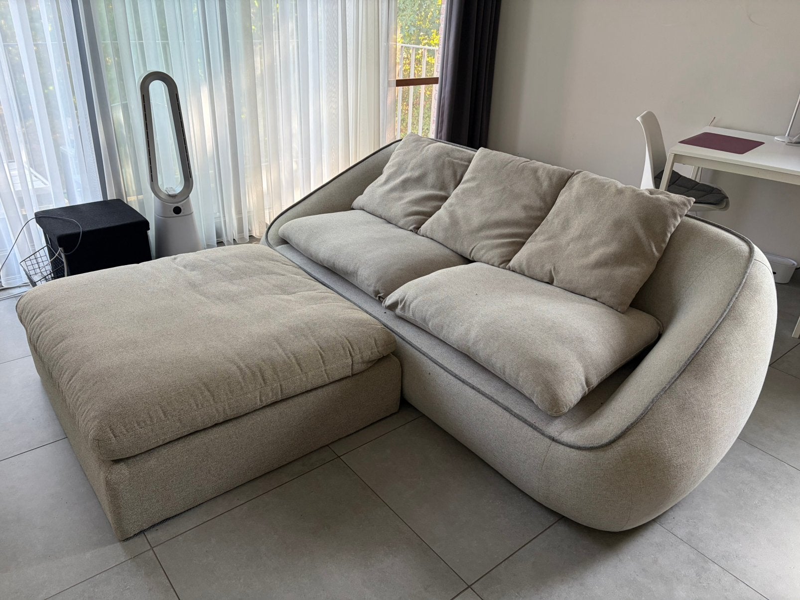 Design zetel met poef, Huis en Inrichting, Zetels | Zetels en Chaises Longues, Ophalen, Zo goed als nieuw