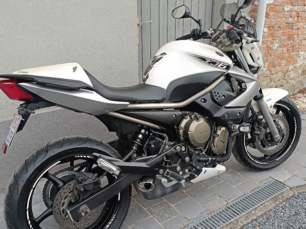 XJ6 Yamaha, 600 cm³, Plus de 35 kW, Permis Moto A1 minimum, 4 cylindres