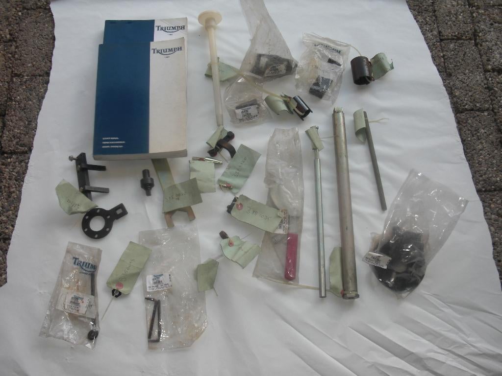 TRIUMPH speciaal gereedschap + werkplaatshandboeken, Motoren, Ophalen