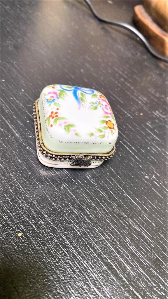 Magnifique ancien pilulier en porcelaine, Enlèvement ou Envoi