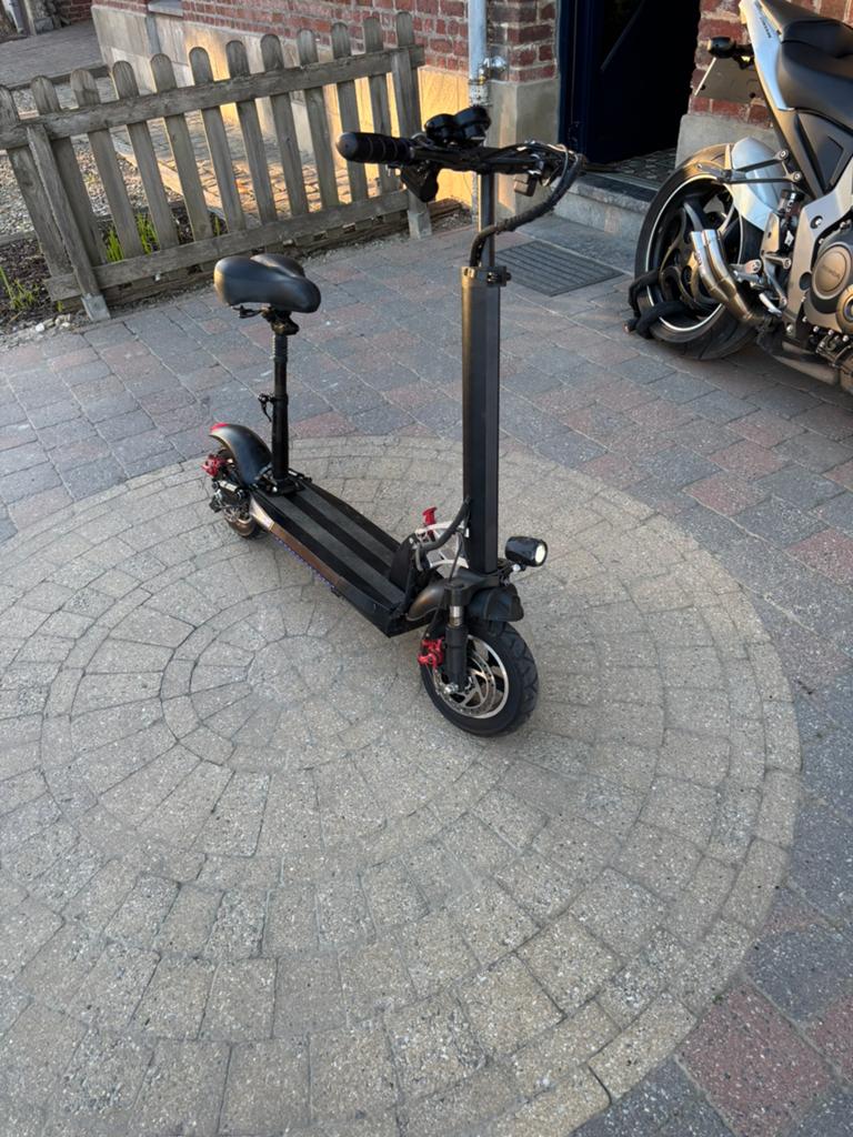 Elektrische step met zadel, Fietsen en Brommers, Ophalen, Zo goed als nieuw, Elektrische step (E-scooter)