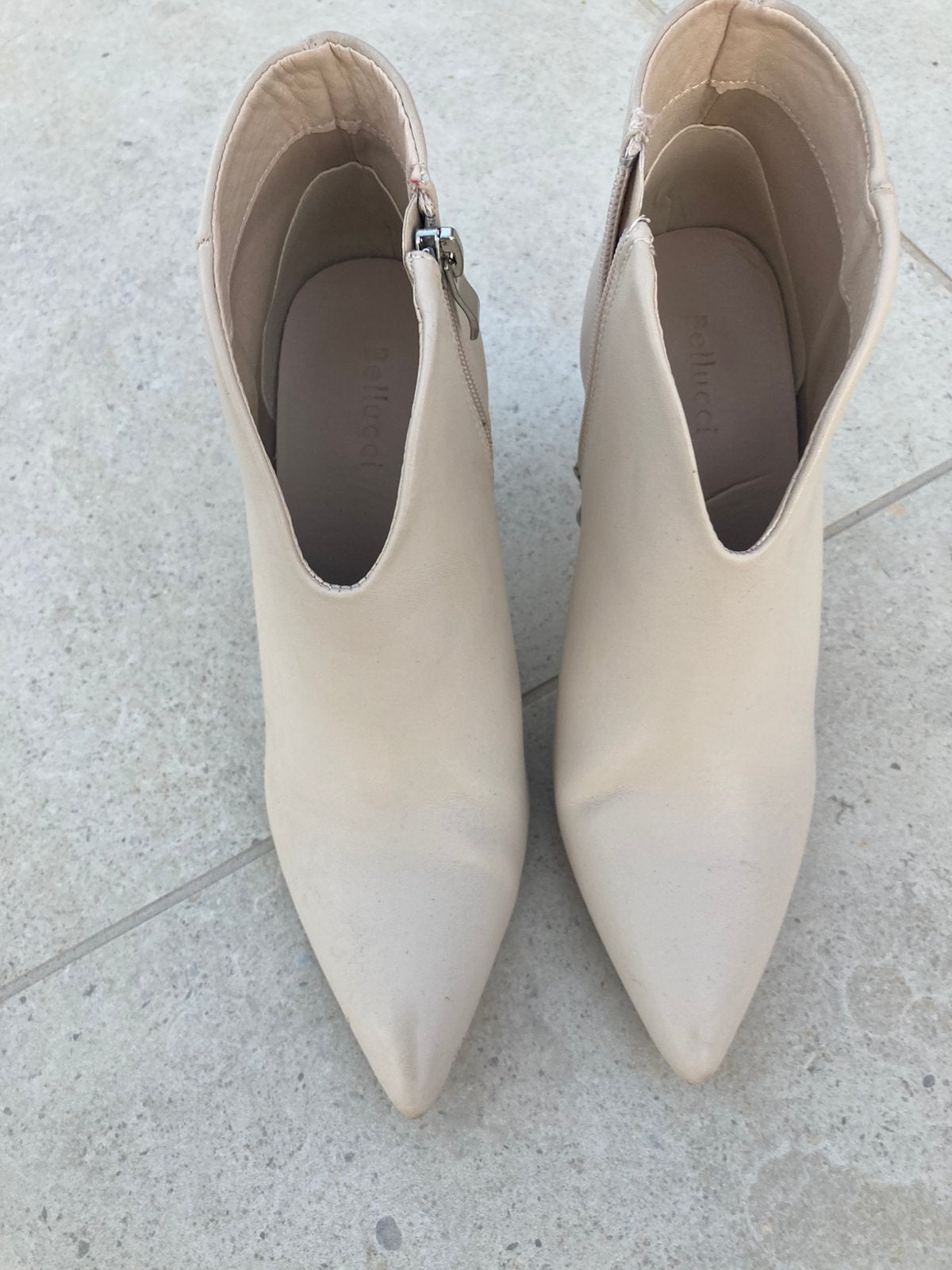 Bellucci enkellaarsjes beige maat 36, Kleding | Dames, Ophalen, Zo goed als nieuw, Beige