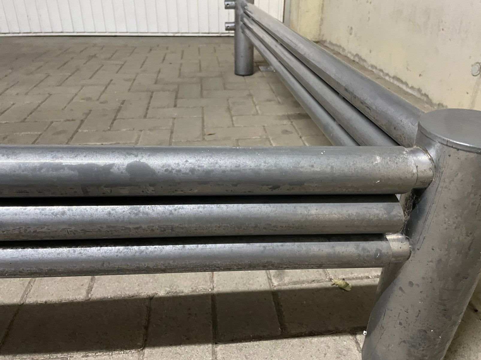 Joli lit en fer robuste avec pieds en caoutchouc, Modern robust, Gris, Enlèvement, Utilisé