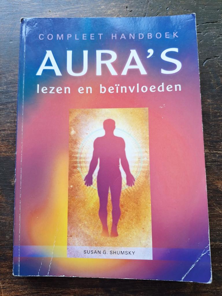 Compleet handboek aura's lezen en beïnvloeden., Boeken, Ophalen of Verzenden