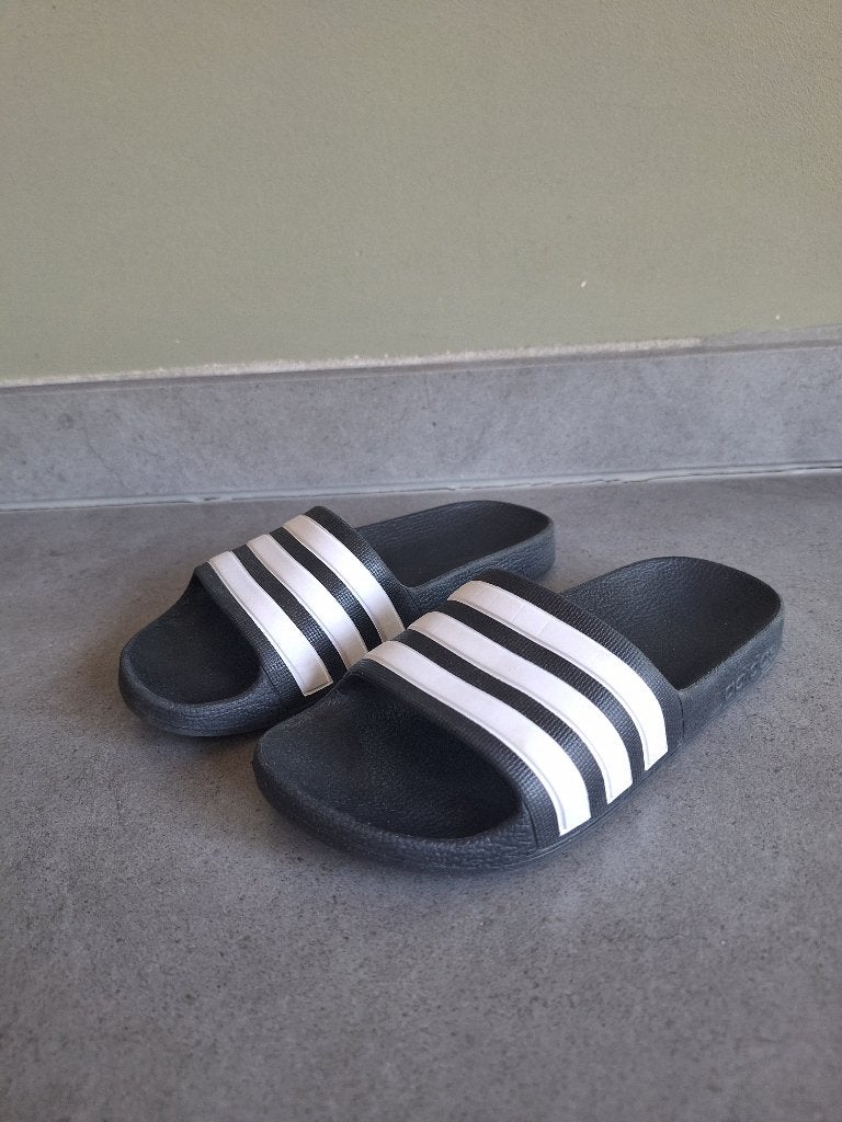 Adidas adilette slippers - maat 32 - zwart met witte strepen, Adidas, Gebruikt, Jongen of Meisje, Overige typen