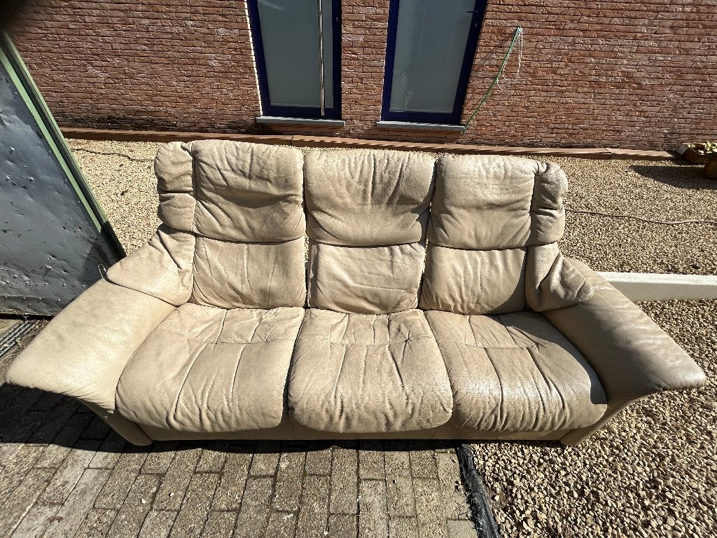 lederen sofa Stresless licht beige, Ophalen, Gebruikt, Leer, Modern en ergonomisch, kan in ligpositie geplaatst