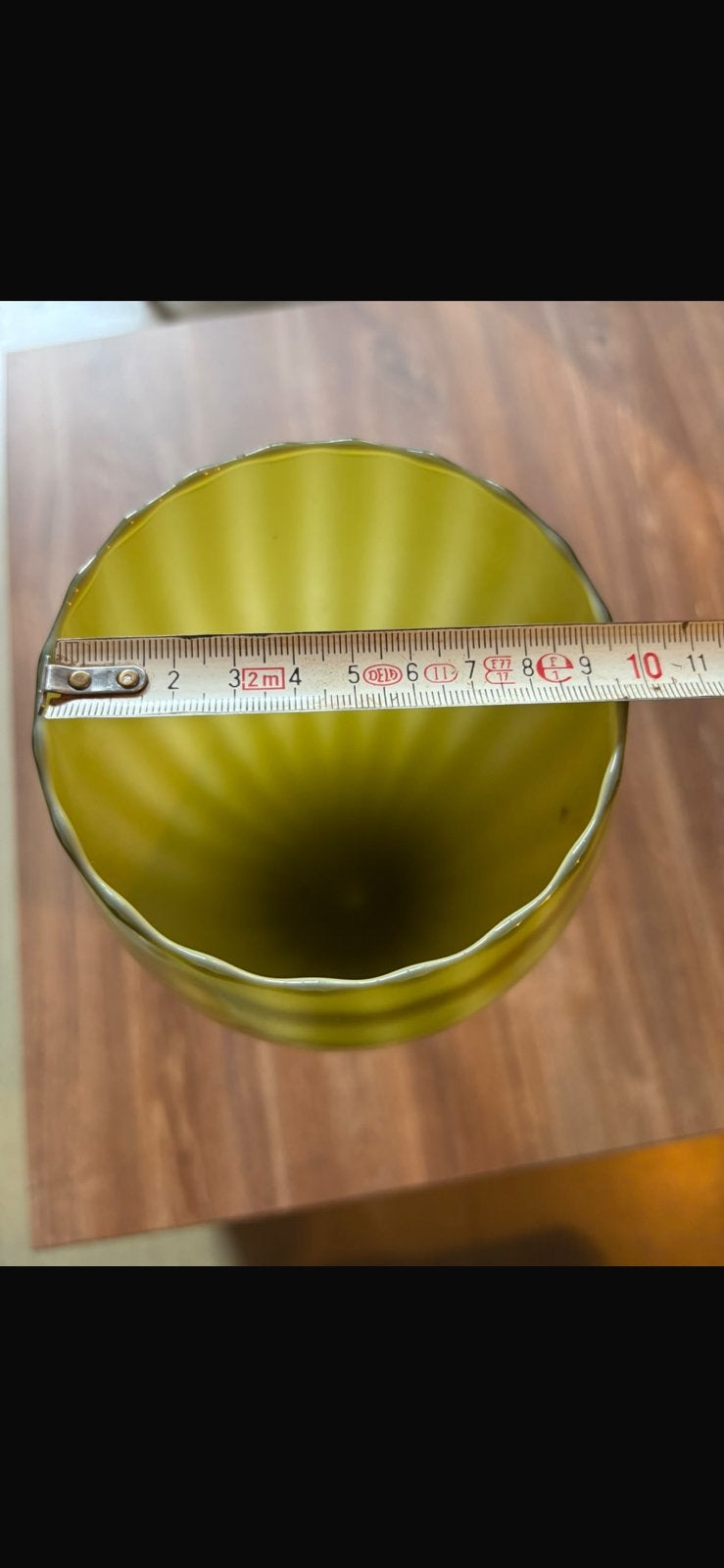 Mooie oude vaas op voet in glas. Olijfkleurig, Ophalen, Zo goed als nieuw, Op voet, Glas