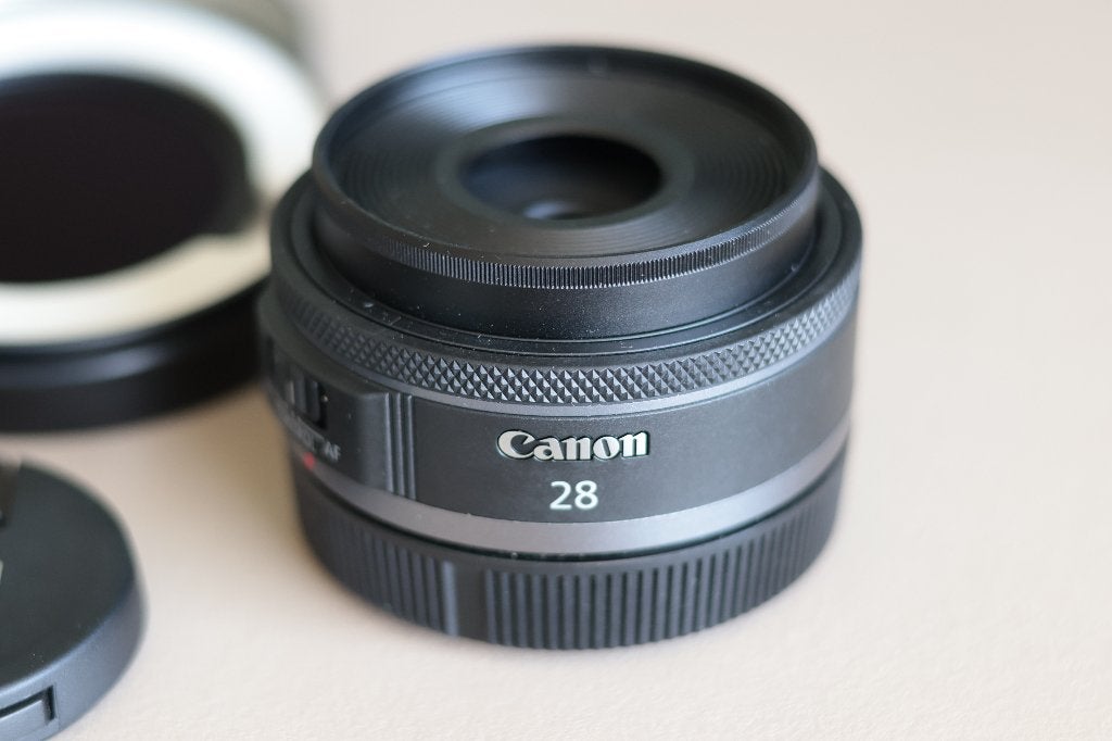 Canon RF 28mm F/2.8 STM + Pare-soleil + Filtre ND64, Ophalen of Verzenden, Zo goed als nieuw, Standaardlens