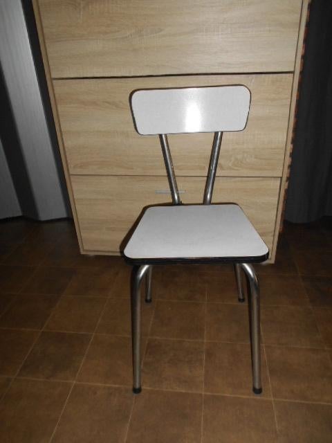 Vintage keukenstoel / tabouret met rugleuning, Huis en Inrichting, Ophalen, Zo goed als nieuw
