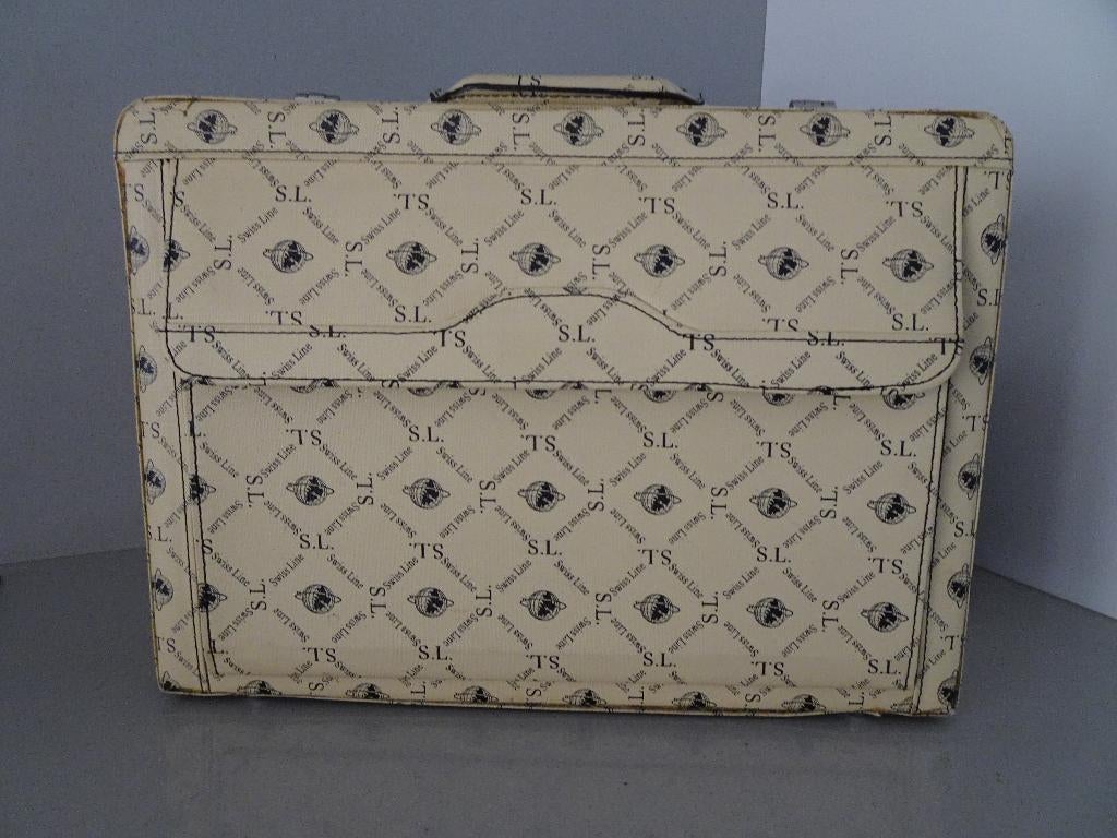 Aktetas, Enlèvement, Porte-document