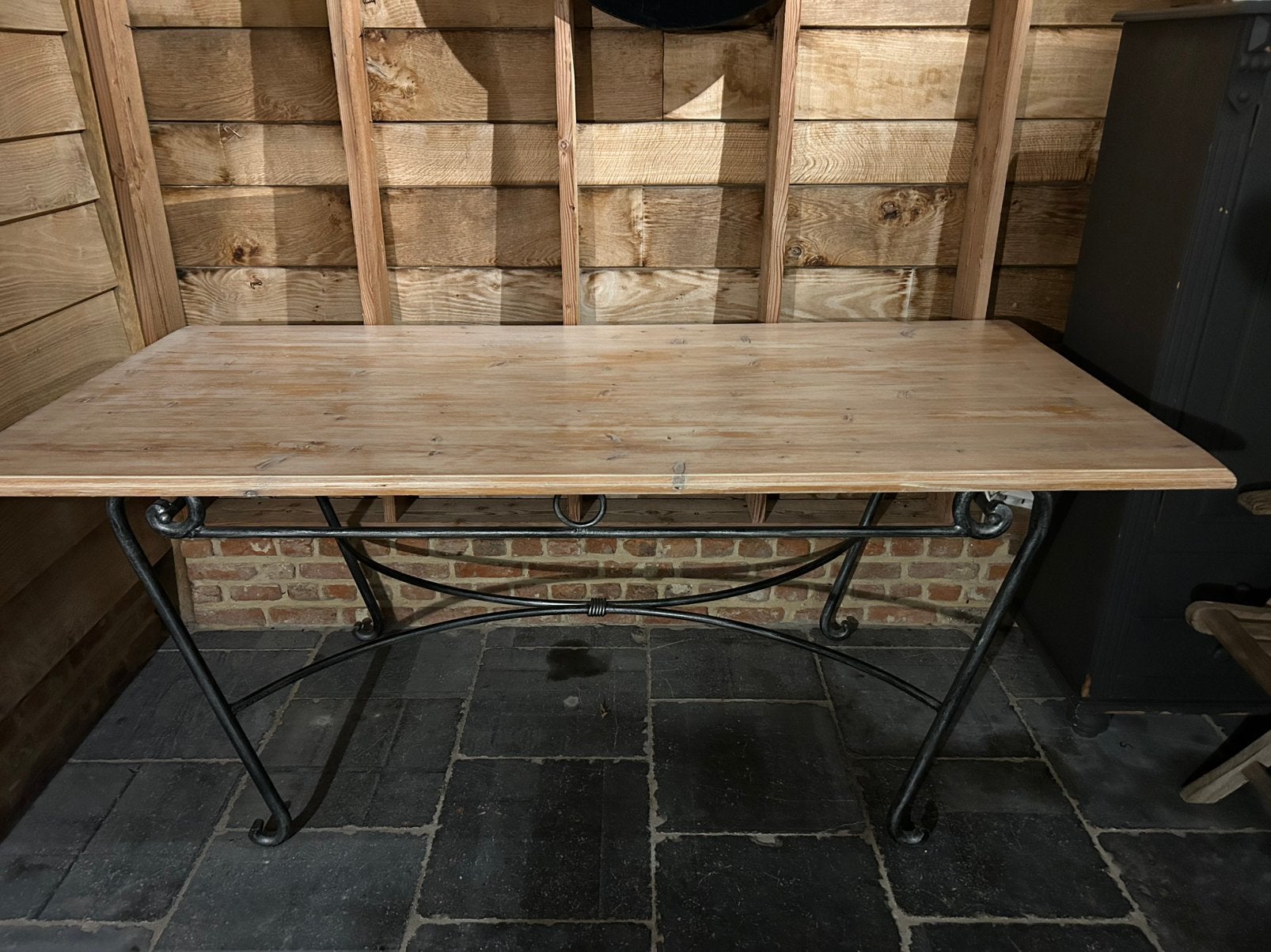 Mooie eettafel, stalen onderstel, houten plank., Enlèvement, Comme neuf