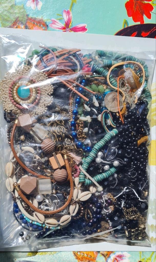 Sieraden !.Grote partij  halskettingen ! 50 stuks !, Handtassen en Accessoires, Kettingen, Ophalen of Verzenden