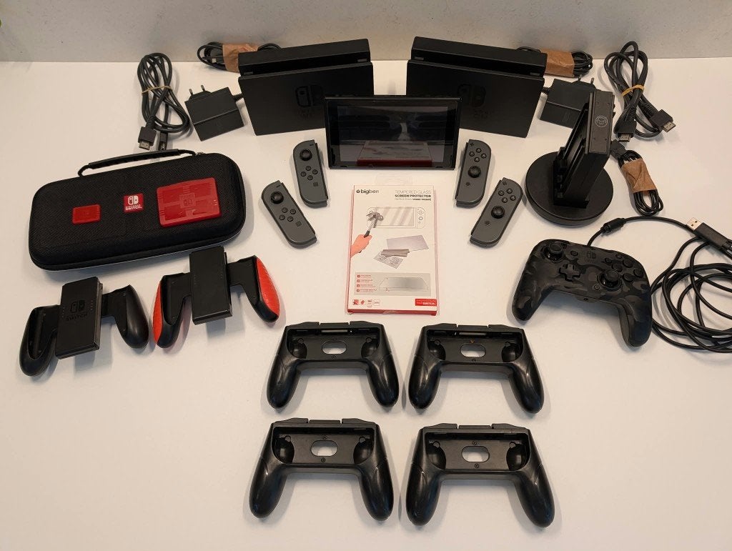 Nintendo Switch MEGABUNDEL! 4x Joy-Cons, 3 Docks & MEER!, Ophalen of Verzenden, Zo goed als nieuw, Switch Original, Met 3 controllers of meer