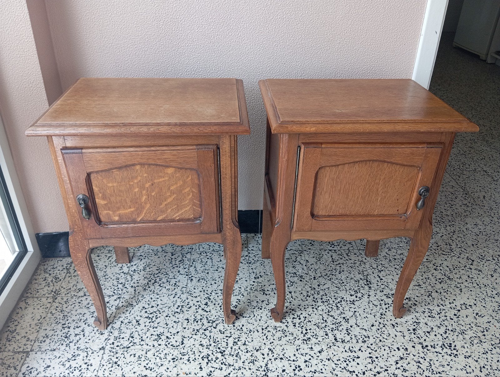2 jolies petites tables de nuit anciennes en bois, Maison & Meubles, Chambre à coucher | Tables de chevet, Enlèvement, Bois