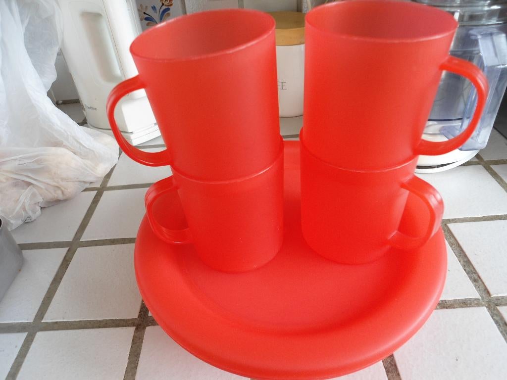 Service Pique-Nique plastique rouge 4 pers assiettes & cvts, Hobby en Vrije tijd, Picknickmanden, Ophalen, Zo goed als nieuw