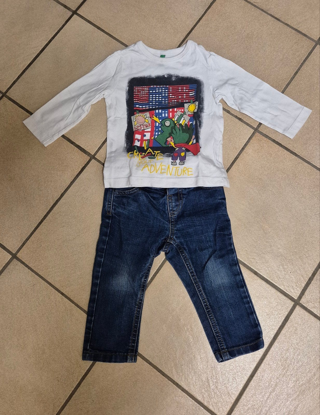 Kleurrijke longsleeve met gratis jeans - Maat 80, Kinderen en Baby's, Ophalen of Verzenden, Zo goed als nieuw, Setje, United colors of benetton