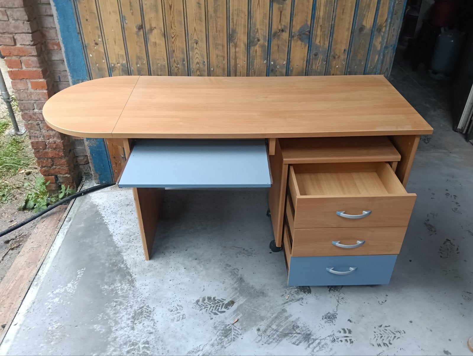 bureau voor kinderkamer met rekje voor tegen de muur, Hout, Kinderbureau, Zo goed als nieuw, Modern
