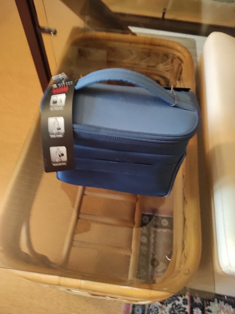 Delsey Beauty Case: Blue New with tags, Ophalen, Softcase, Blauw, Nieuw