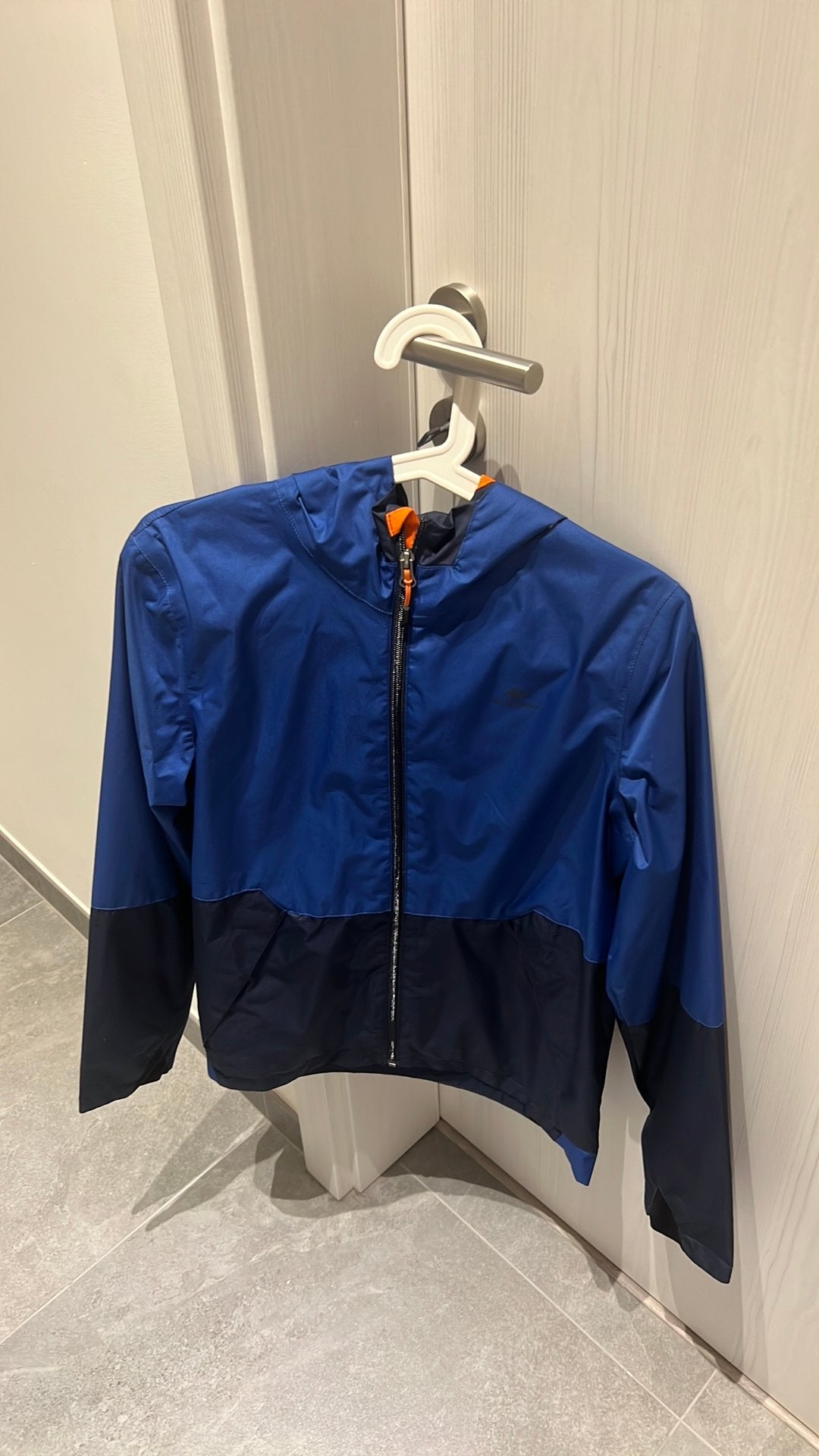 K-we Quechua extérieur bleu foncée et orange 161/172cm, Caravanes & Camping, Vêtements de pluie, Enlèvement, Comme neuf, Imperméable