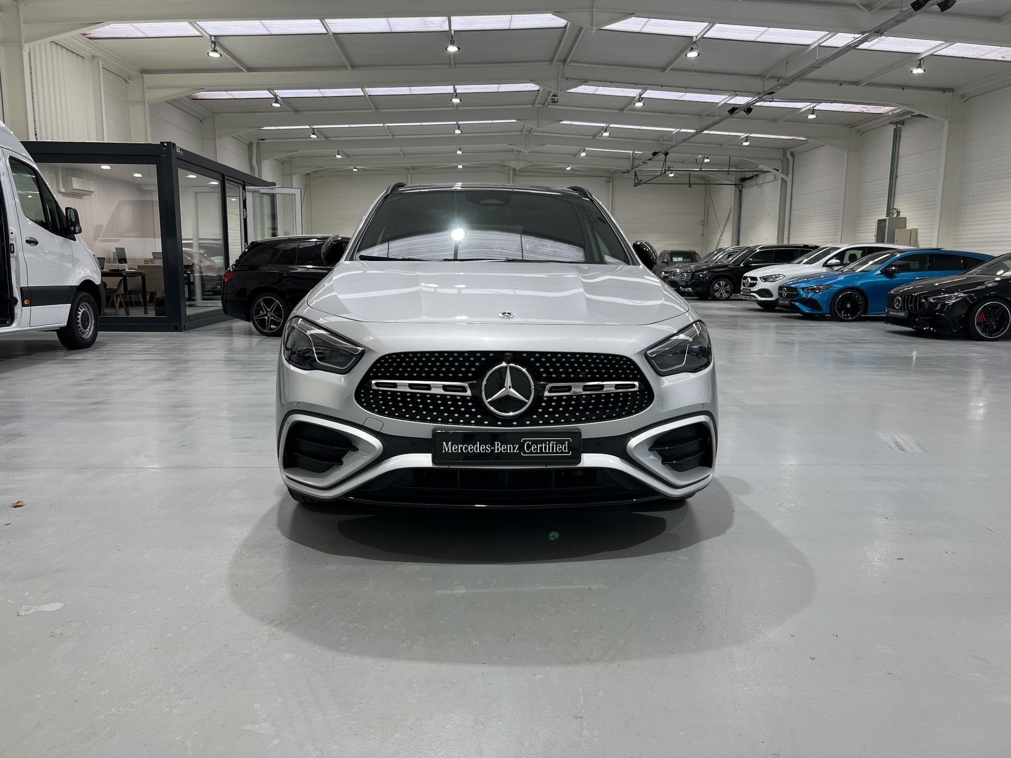 Mercedes-Benz GLA-Klasse 180 AMG Line | Panoramisch Dak | Do, Dealer onderhouden, Stof, Gebruikt, Zwart